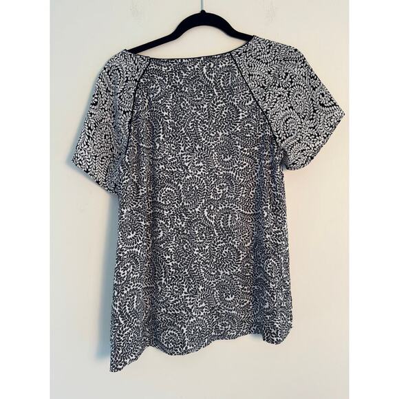Loft Women’s Black and White leaf Blouse Size Medium - Picture 6 of 6